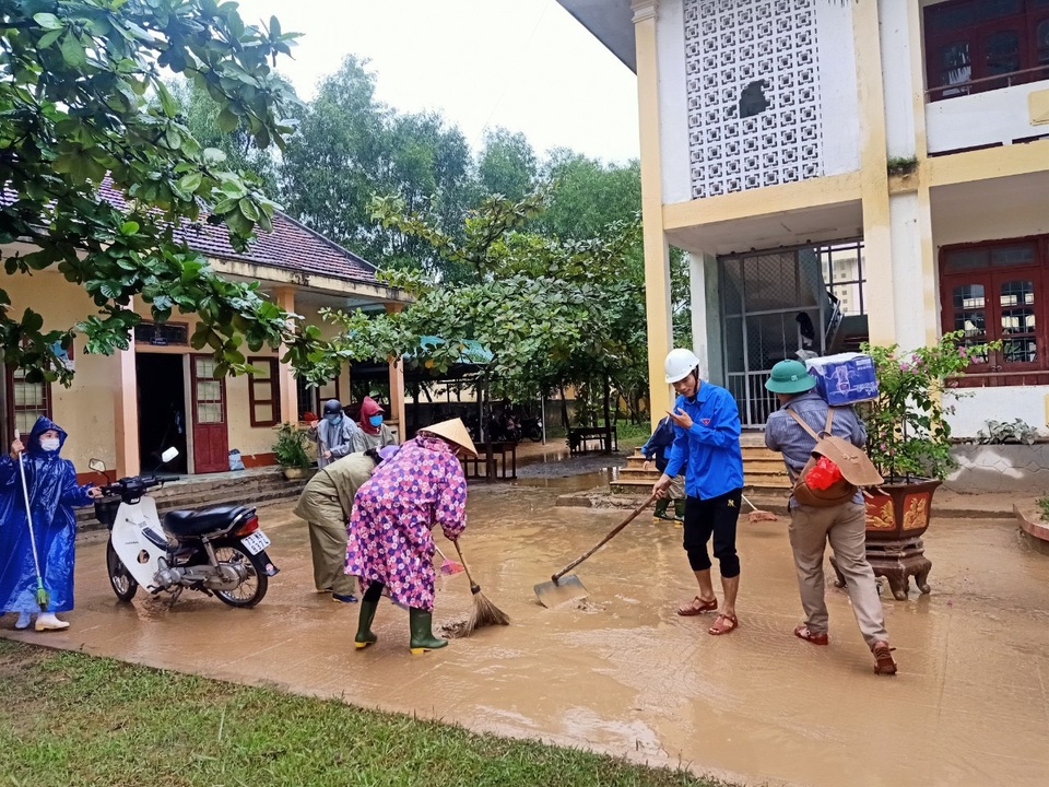 Quảng Bình: Lũ rút, trường học ngổn ngang, bùn đất phủ dày - 4 Quảng Bình: Lũ rút, trường học ngổn ngang, bùn đất phủ dày - 4