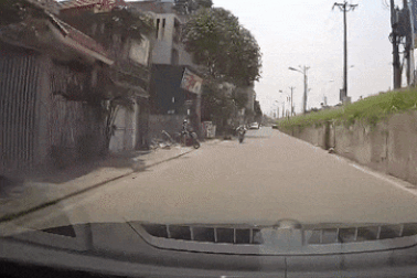 Nhờ tính năng tự đánh lái, ô tô cứu chủ trong 2 tình huống "oan gia"