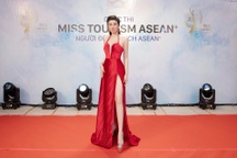 Hoa hậu Du lịch Quốc tế Emily Hồng Nhung xinh đẹp khi làm giám khảo