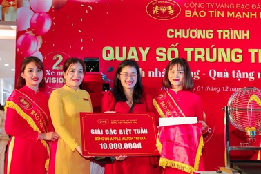 Sinh nhật 27 năm, Bảo Tín Mạnh Hải trao 2 xe máy Vision tri ân khách hàng