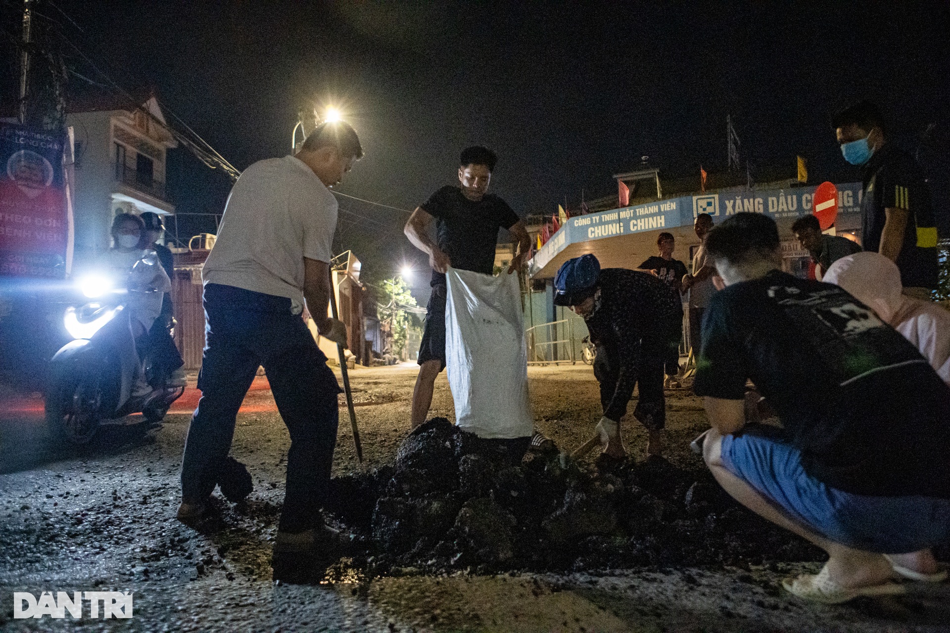 Chàng trai Hà Nội 13 năm âm thầm vá đường xuyên đêm - 3 Chàng trai Hà Nội 13 năm âm thầm vá đường xuyên đêm - 3
