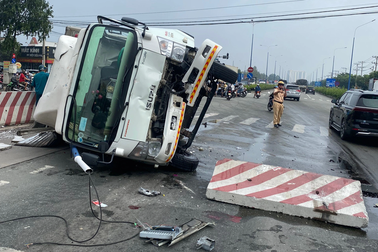 Ô tô tải lật ngang sau tai nạn, 3 người thương vong