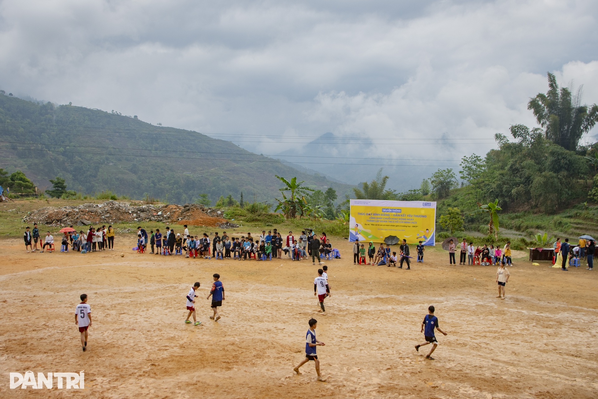 Những ngôi trường nằm cheo leo trên sườn núi tại vùng biên giới Hà Giang - 14