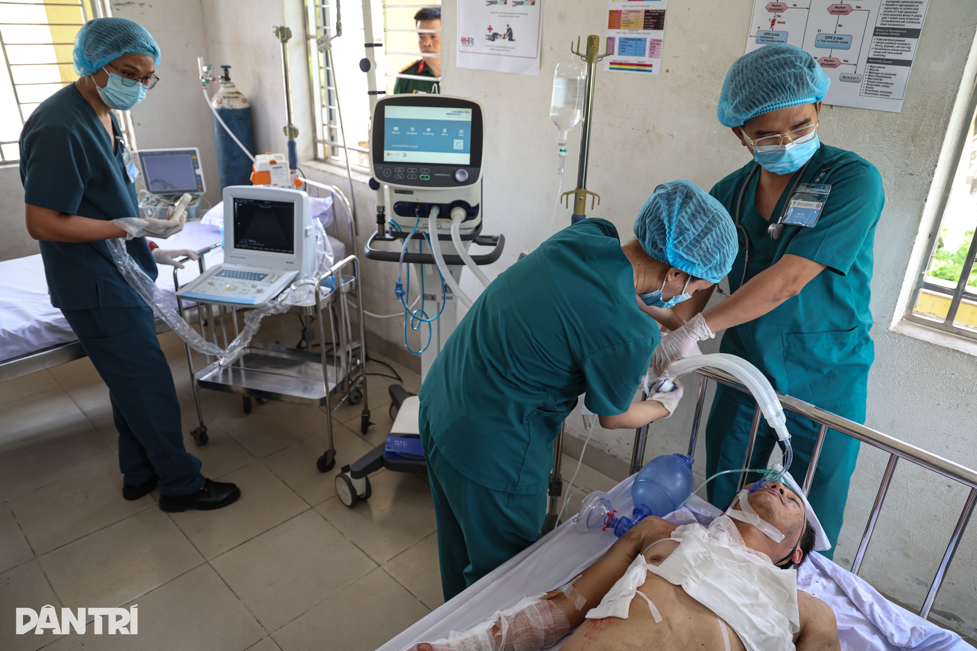 Bác sĩ bệnh viện dã chiến Việt Nam diễn tập cấp cứu nạn nhân đạp mìn - 5