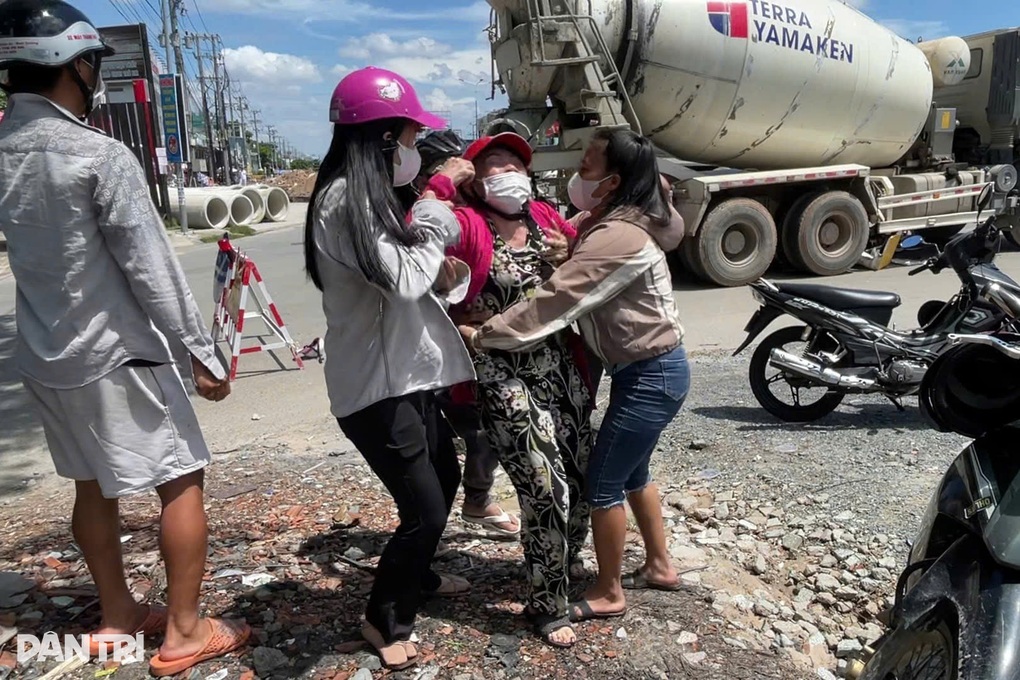 Người mẹ đi giao bánh bị xe bồn cán ở Bình Dương, bỏ lại 2 con - 2 Người mẹ đi giao bánh bị xe bồn cán ở Bình Dương, bỏ lại 2 con - 2