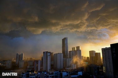 Hình ảnh cơn giông lớn bao trùm Hà Nội chiều 26/6