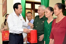 Bộ trưởng Đào Ngọc Dung tặng quà người có công ở Thanh Hóa