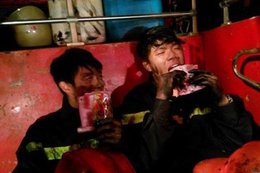 Món quà bất ngờ của nữ giám đốc khiến lính cứu hỏa xúc động