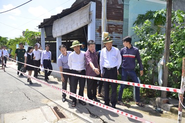 Lãnh đạo TPHCM thị sát điểm sạt lở, yêu cầu di dân khẩn cấp