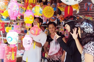 Phố đèn lồng truyền thống: Vẫn cần mẫn “tô sắc” đêm Trung Thu
