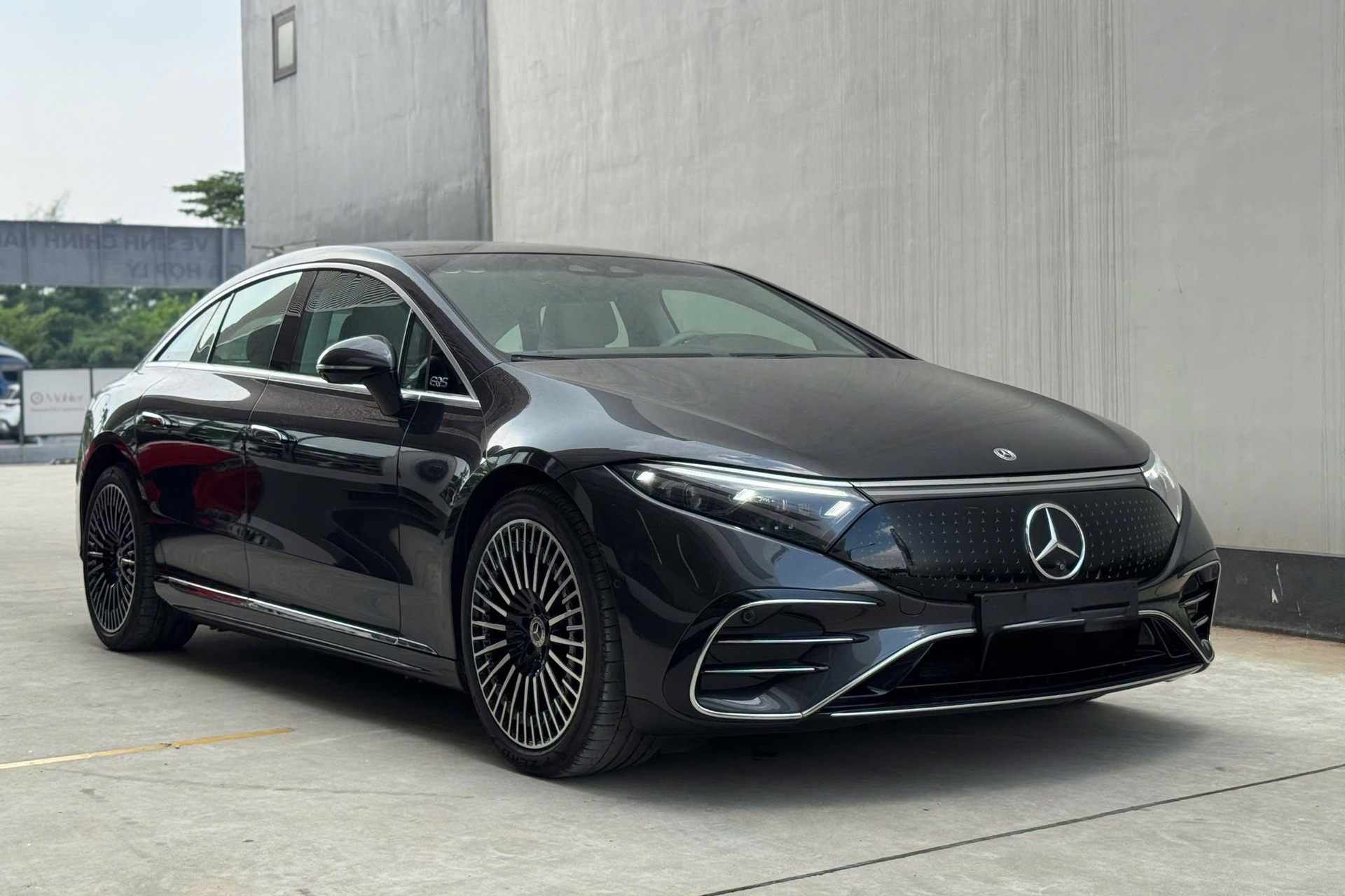 Xe sang chạy điện Mercedes-Benz EQS mất giá 2,4 tỷ sau chỉ 1.500km lăn bánh - 1 Xe sang chạy điện Mercedes-Benz EQS mất giá 2,4 tỷ sau chỉ 1.500km lăn bánh - 1