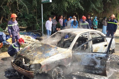 Ôtô bốc cháy khi đang chạy trên đường, tài xế mở cửa tháo chạy