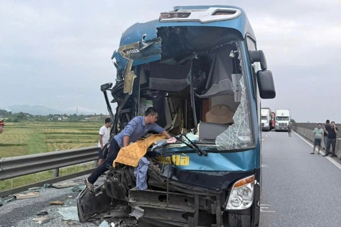 Ô tô khách tông xe đầu kéo trên cao tốc, 5 người bị thương