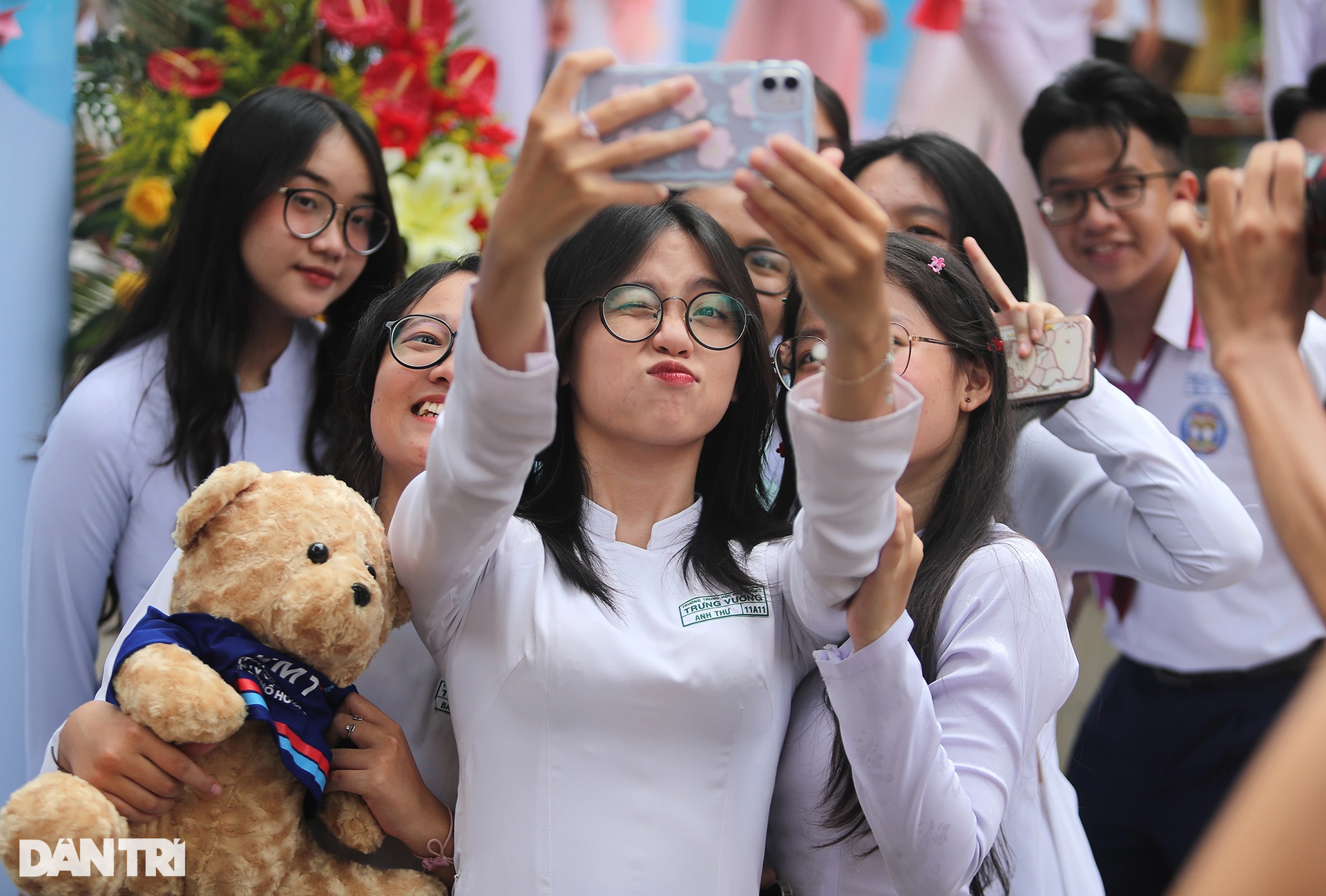 Khoảnh khắc nữ sinh Trưng Vương tinh khôi, rạng rỡ trong lễ trưởng thành - 17 Khoảnh khắc nữ sinh Trưng Vương tinh khôi, rạng rỡ trong lễ trưởng thành - 17