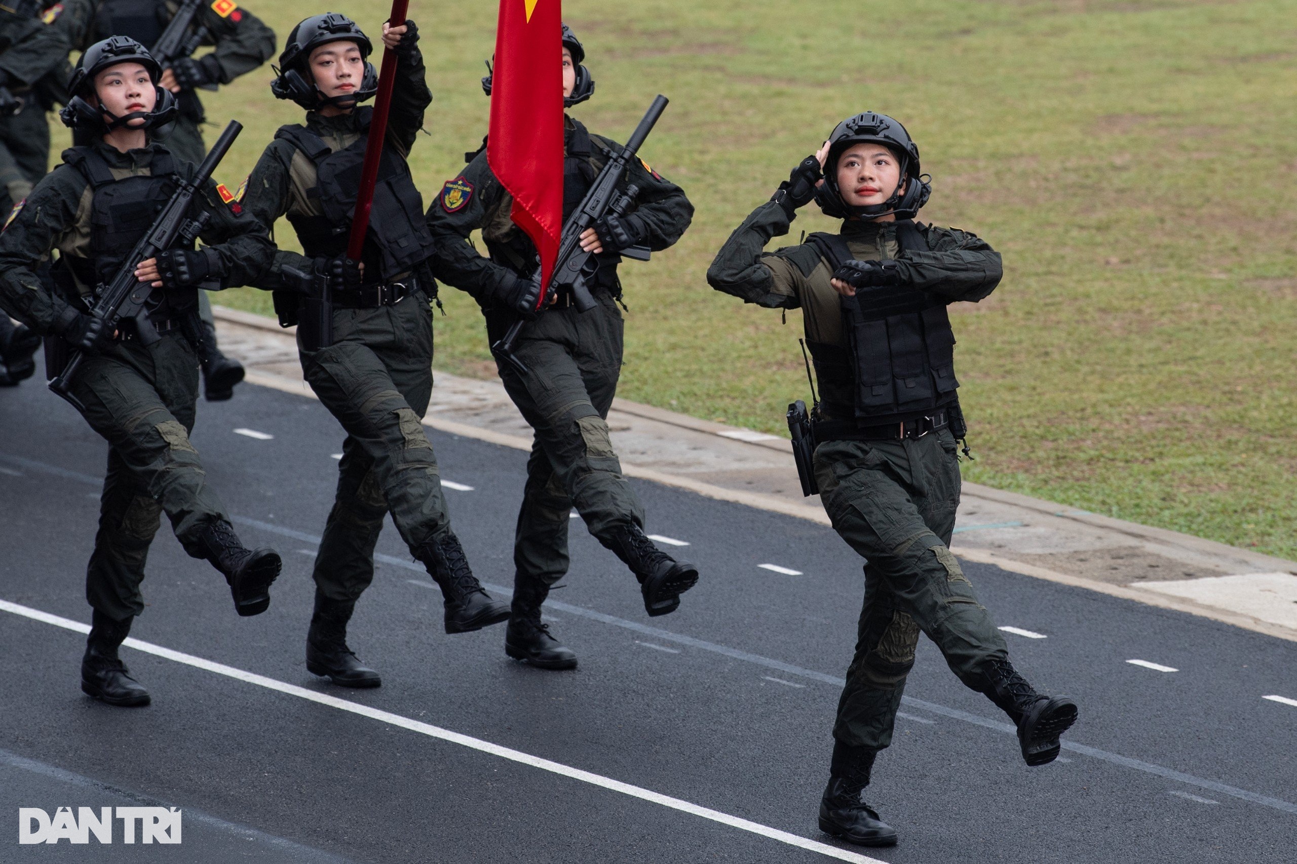 Girl in Thai Nguyen suddenly became famous after the military parade ...