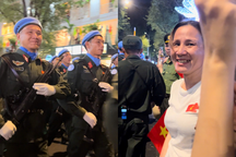 Chiến sĩ diễu binh tình cờ gặp mẹ bên đường, khoảnh khắc 30 giây gây sốt