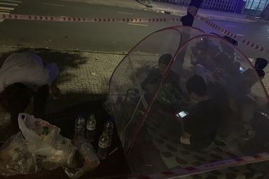 Mắc màn, ngủ vỉa hè "canh" Covid-19