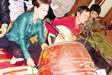 Kiếm bộn tiền trên chiếu hầu đồng