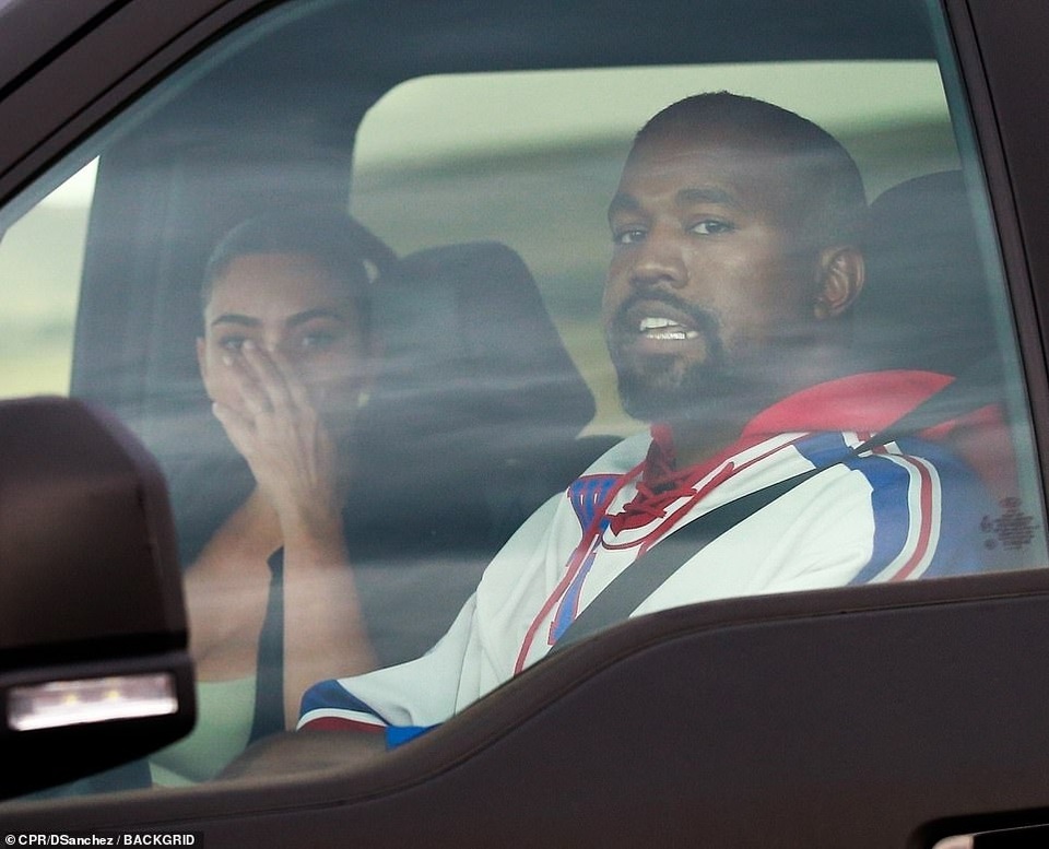 Kim Kardashian khóc khi trò chuyện với chồng trên ô tô - 2 Kim Kardashian khóc khi trò chuyện với chồng trên ô tô - 2