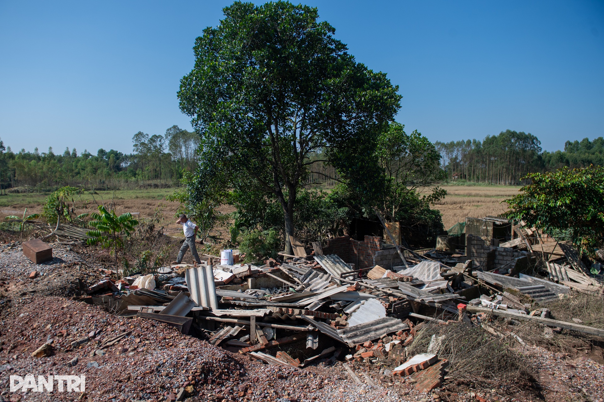 Báo Dân trí trao 200 triệu đồng hỗ trợ người dân vùng lũ tỉnh Bắc Ninh - 10