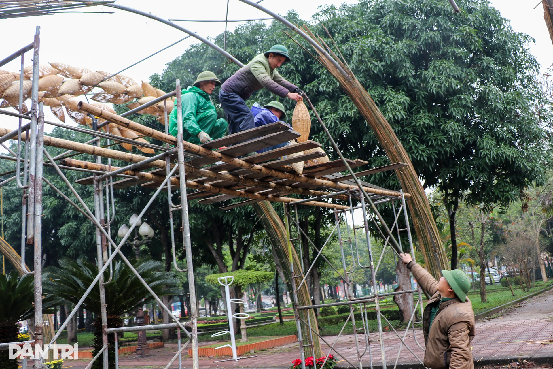 50 người làm việc không nghỉ một tuần để hoàn thành vòm lúa nước khổng lồ - 8 50 người làm việc không nghỉ một tuần để hoàn thành vòm lúa nước khổng lồ - 8
