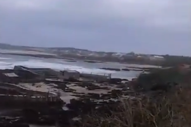 Sóng lớn nhấn chìm nhiều lồng bè nuôi cá ở đảo Phú Quý