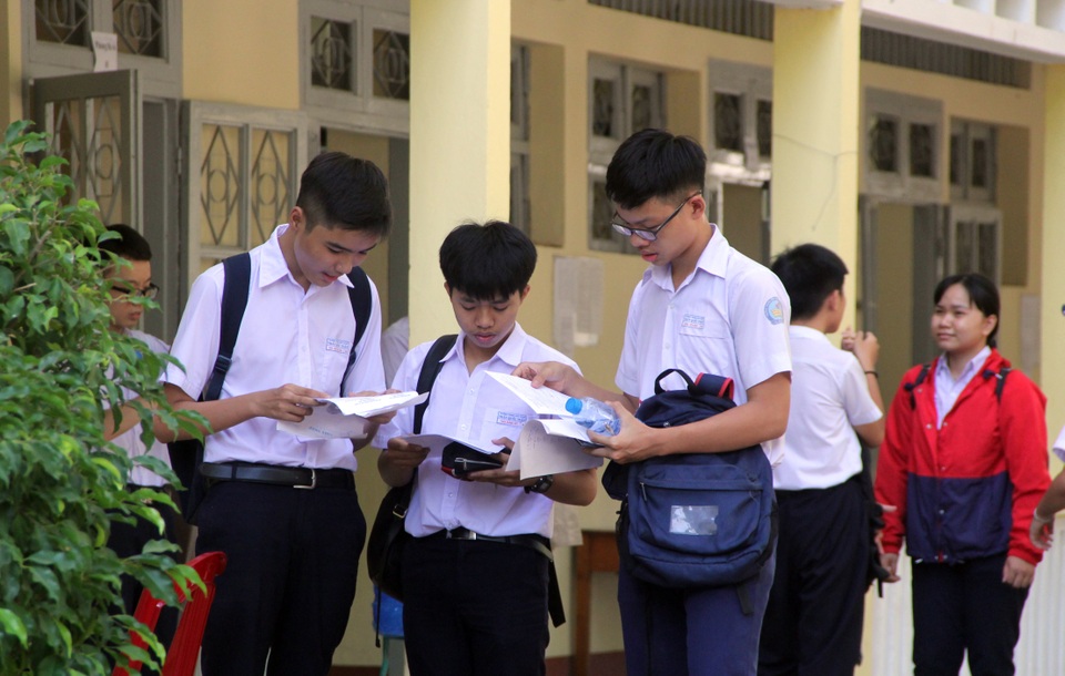 Phú Yên: Đề Toán thi vào lớp 10 khó, thí sinh buồn bã rời phòng thi - 2 Phú Yên: Đề Toán thi vào lớp 10 khó, thí sinh buồn bã rời phòng thi - 2