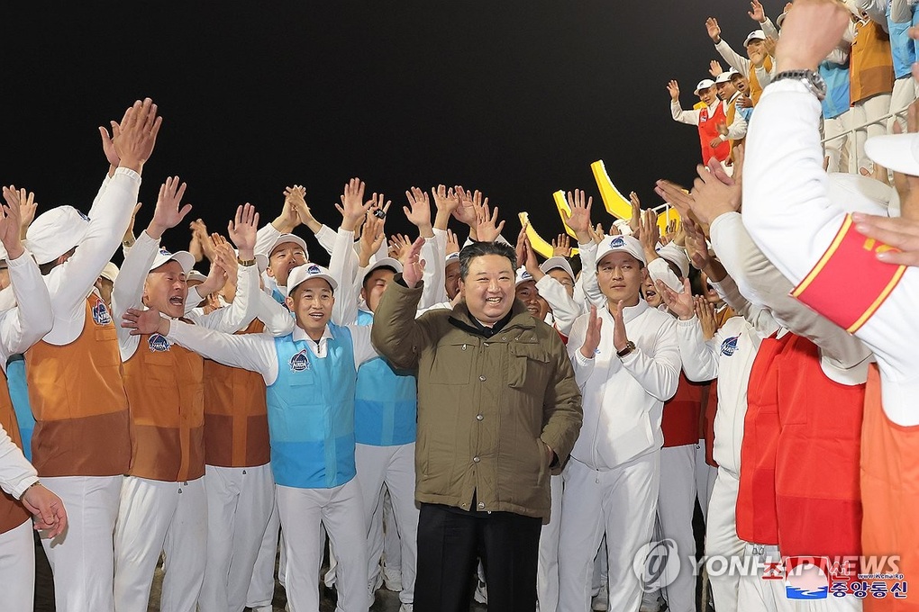 Ông Kim Jong-un thị sát vụ phóng vệ tinh do thám thành công của Triều Tiên - 2 Ông Kim Jong-un thị sát vụ phóng vệ tinh do thám thành công của Triều Tiên - 2