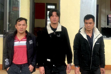 Bắt giữ 3 đối tượng người Trung Quốc phá ô tô trộm tài sản
