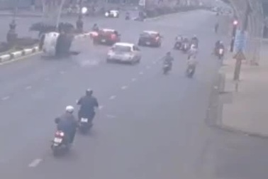 Ô tô lật ngửa sau va chạm giao thông