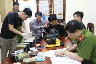 Vận chuyển 30 bánh heroin để nhận tiền công 100 triệu đồng