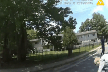 Cảnh sát Mỹ trấn áp bằng súng điện khiến người da màu “không thở được”