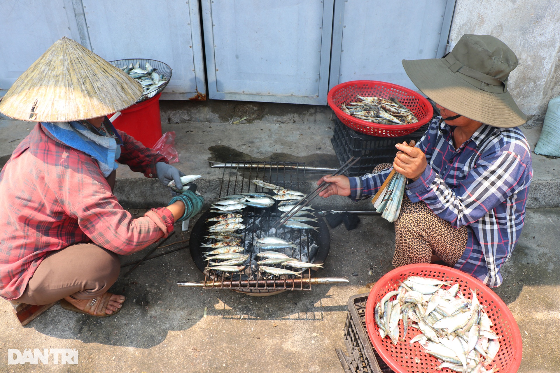 Phụ nữ làng biển mướt mồ hồi nướng cá bên bếp lửa giữa trưa 39 độ C - 3