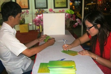 Người dân TPHCM “sốt sắng” bầu chọn quốc hoa