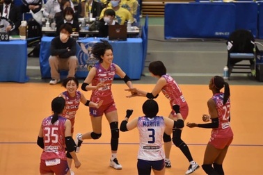 Thanh Thúy tận hưởng niềm vui chiến thắng ở giải bóng chuyền Nhật Bản