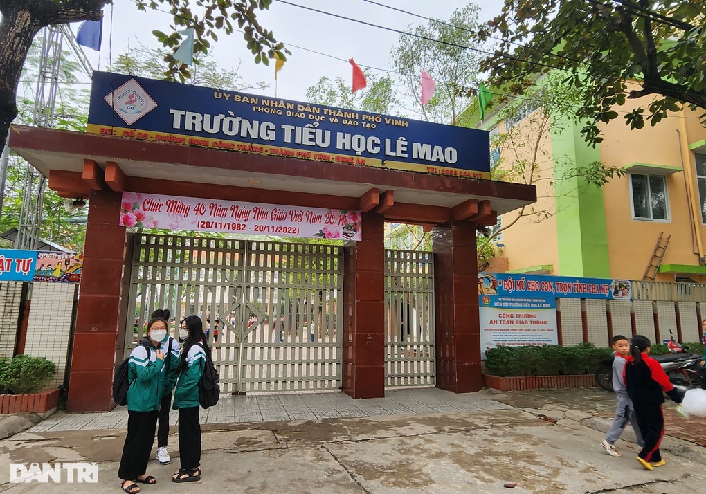 7 học sinh nhập viện vì món đồ chơi hình khẩu súng - 3 7 học sinh nhập viện vì món đồ chơi hình khẩu súng - 3