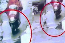 Cán xe máy qua em bé, người phụ nữ Trung Quốc lạnh lùng bỏ chạy