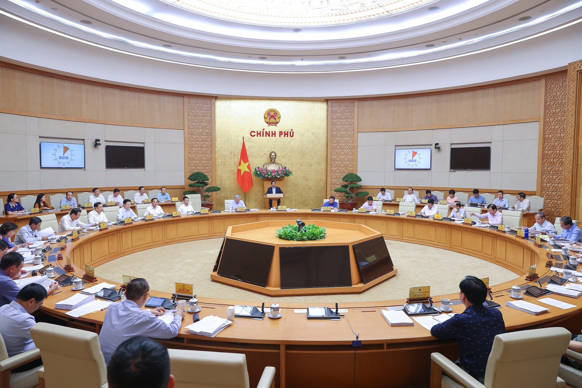 Báo cáo Bộ Chính trị việc điều chỉnh lương và phụ cấp ngay trong tháng 9 - 2
