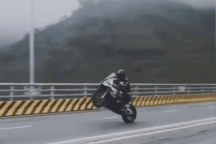 Xử phạt nam thanh niên bốc đầu xe phân khối lớn trên cầu Móng Sến