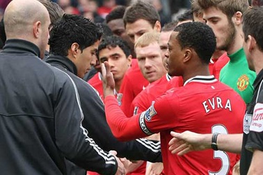 Suarez gửi lời xin lỗi Liverpool, nhưng vẫn phớt lờ Evra