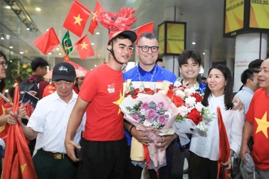Phụ huynh tuyển thủ U17 nói lời xúc động khi đón con ở sân bay
