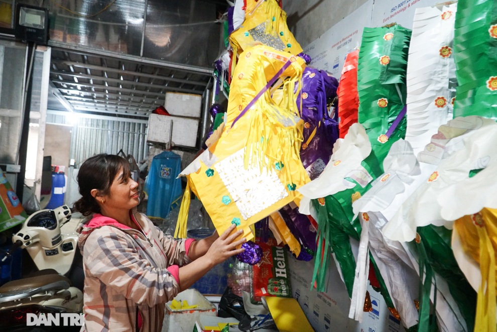 Thủ phủ vàng mã ở ngoại thành Hà Nội nhộn nhịp vào vụ Tết Nguyên đán - 8 Thủ phủ vàng mã ở ngoại thành Hà Nội nhộn nhịp vào vụ Tết Nguyên đán - 8