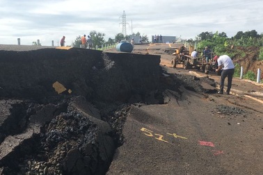 Tạm dừng thi công đường "250 tỷ nứt toác" để công an điều tra