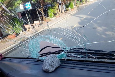 Điều tra một số đối tượng ném đá vào ô tô trên đường