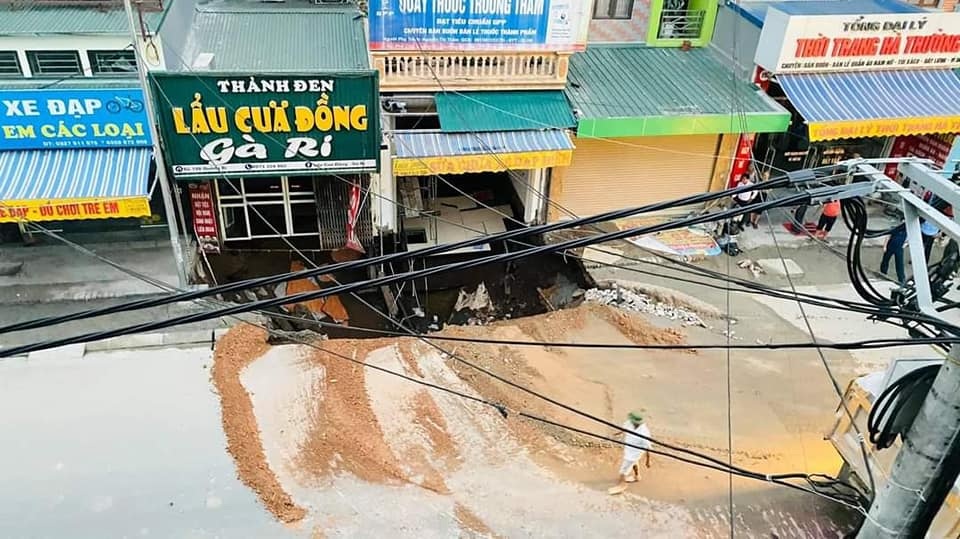Cận cảnh hố tử thần sâu 5m nuốt nhà dân ở Hà Nội - 1 Cận cảnh hố tử thần sâu 5m nuốt nhà dân ở Hà Nội - 1