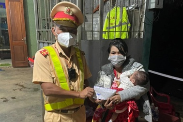 Chồng mất do Covid-19, người phụ nữ kiệt sức địu con về quê dưới trời mưa