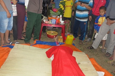 Xác cá voi dài hơn 1,5 m, nặng 80kg trôi dạt vào cửa biển