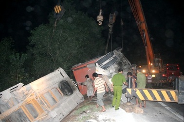 Giải cứu trong đêm xe container lao xuống vực