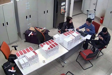 Hơn 100 chiếc iPhone 7 màu đỏ nhập lậu “đi” máy bay về Việt Nam