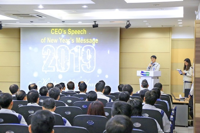 TGĐ Jeong Young Chil phát biểu diễn văn đầu năm mới trước 200 quản lý Doosan Vina. 